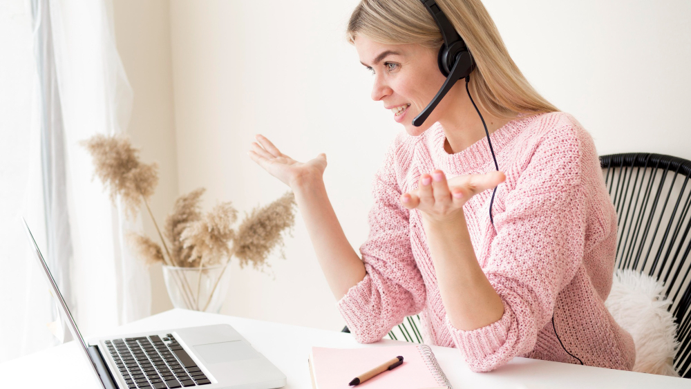 Conseillère Jadis disponible par téléphone pour répondre aux questions sur les services de téléassistance à domicile.