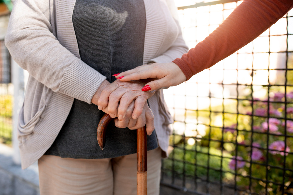 aide à domicile aidant une personne âgée chez elle