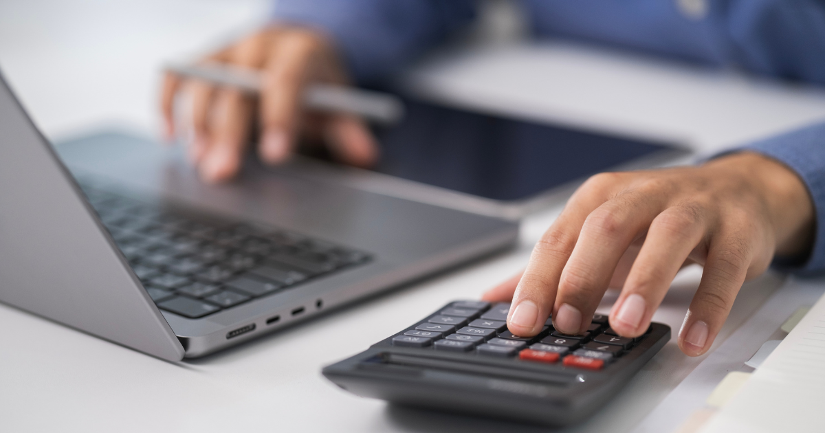 personne sur ordinateur et calculette