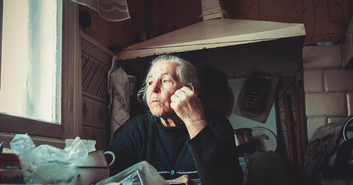 personne âgées pensive.